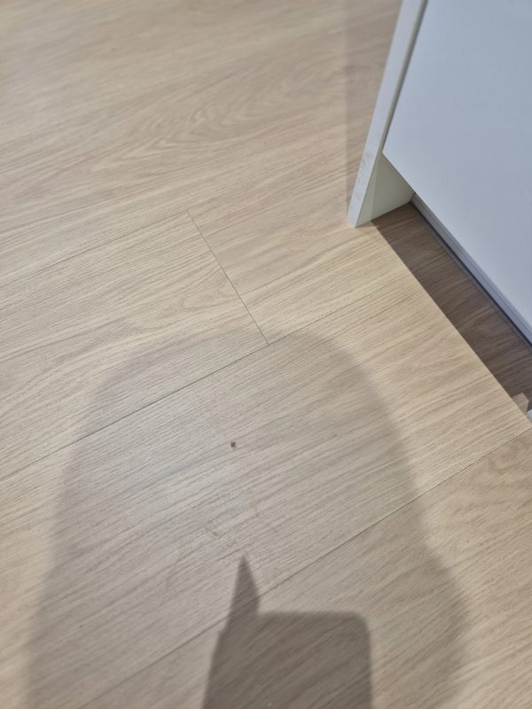 발코니 창가에 놓인 타일 샘플과 조리대 공간 전경