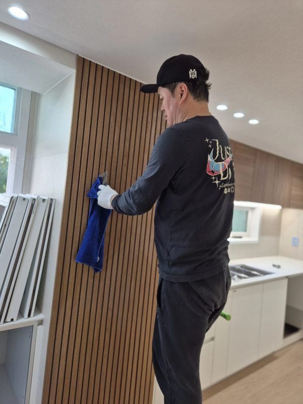 단독주택 발코니 창호와 방충망 프레임을 살펴보는 장면