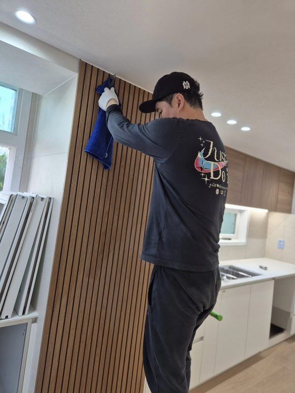 투룸 구조의 문틀 모서리와 인접한 방문을 함께 살펴보는 장면