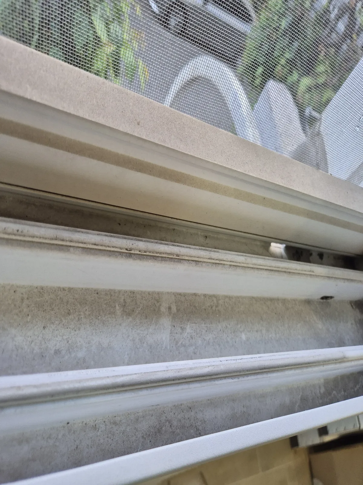이사청소 견적 상담을 위해 현장 상태를 확인하는 모습