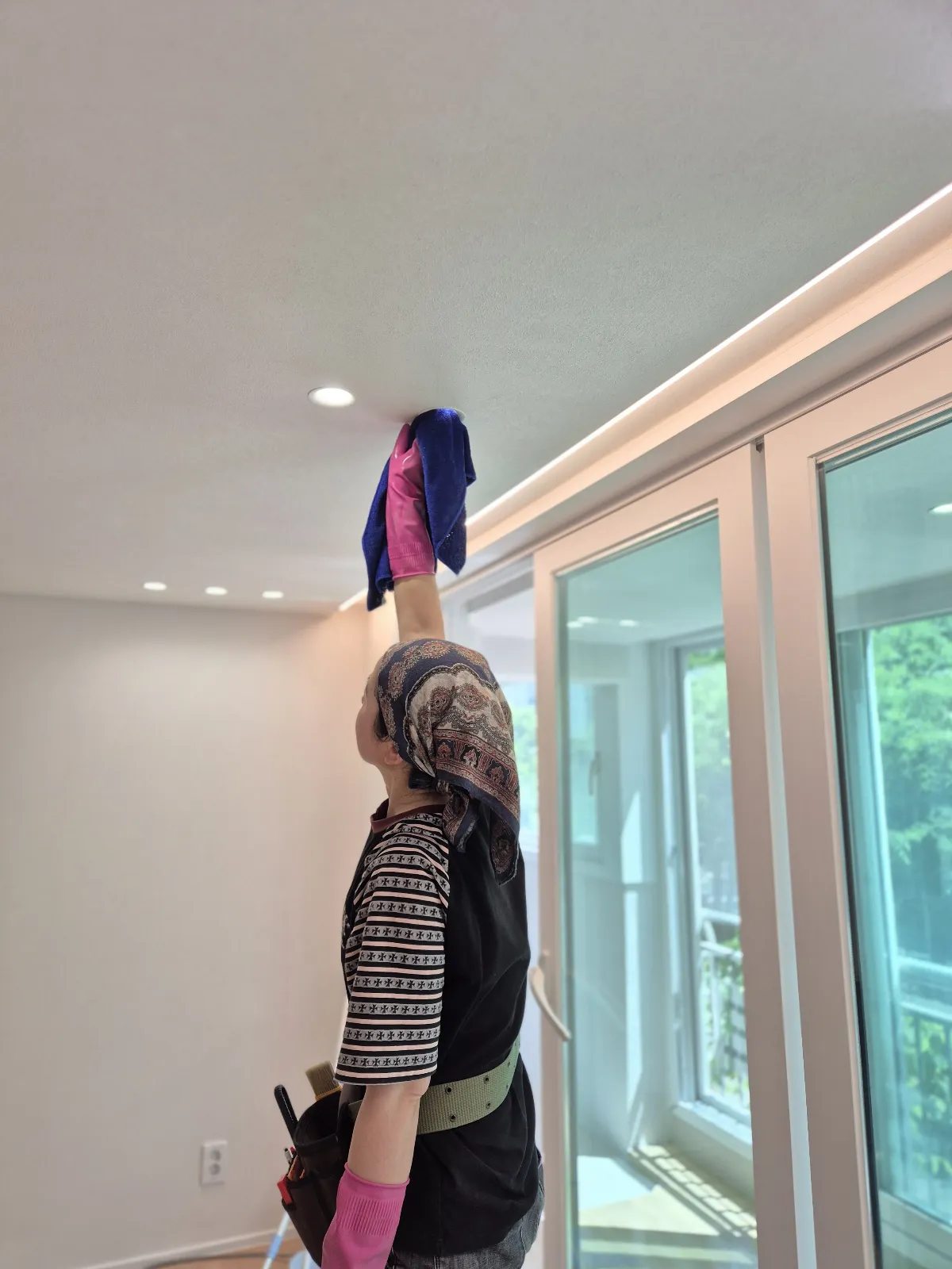 오피스텔 빌트인 가구 틈새를 확인하는 모습